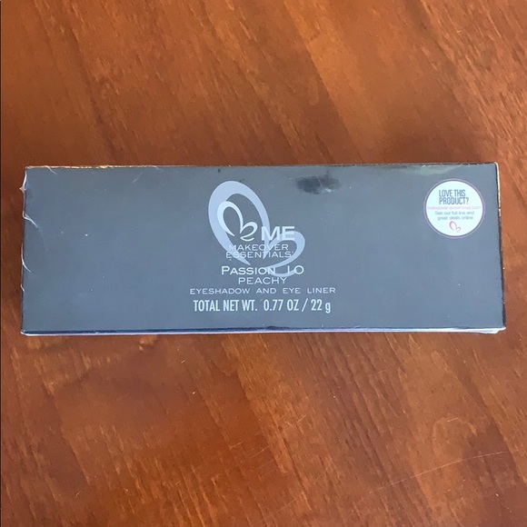 Me Makeover Essential Eyeshadow and Eye Liner - Picture 2 of 5